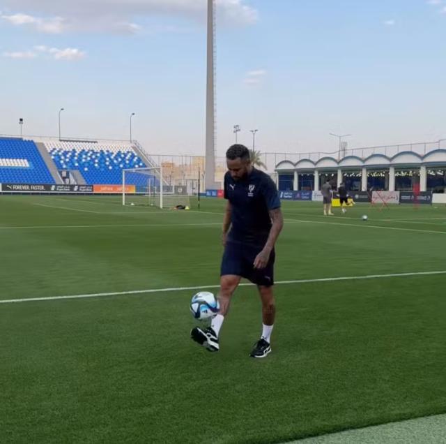 mk体育Amk-伤后6个月 内马尔第一次碰球 他离复出不远了?