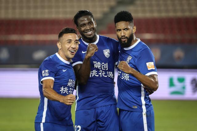 mk体育官网-马尔康首戴帽登顶射手榜 三镇外援天团8场轰20球