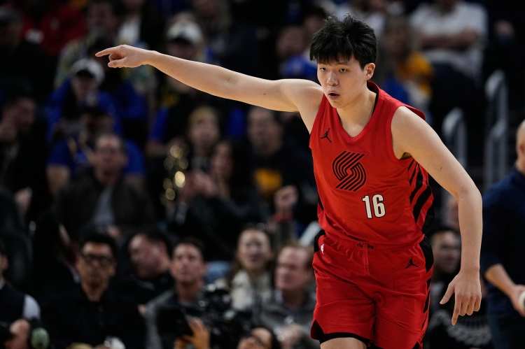 防守威慑力！杨瀚森篮下补防造成对手传球失误