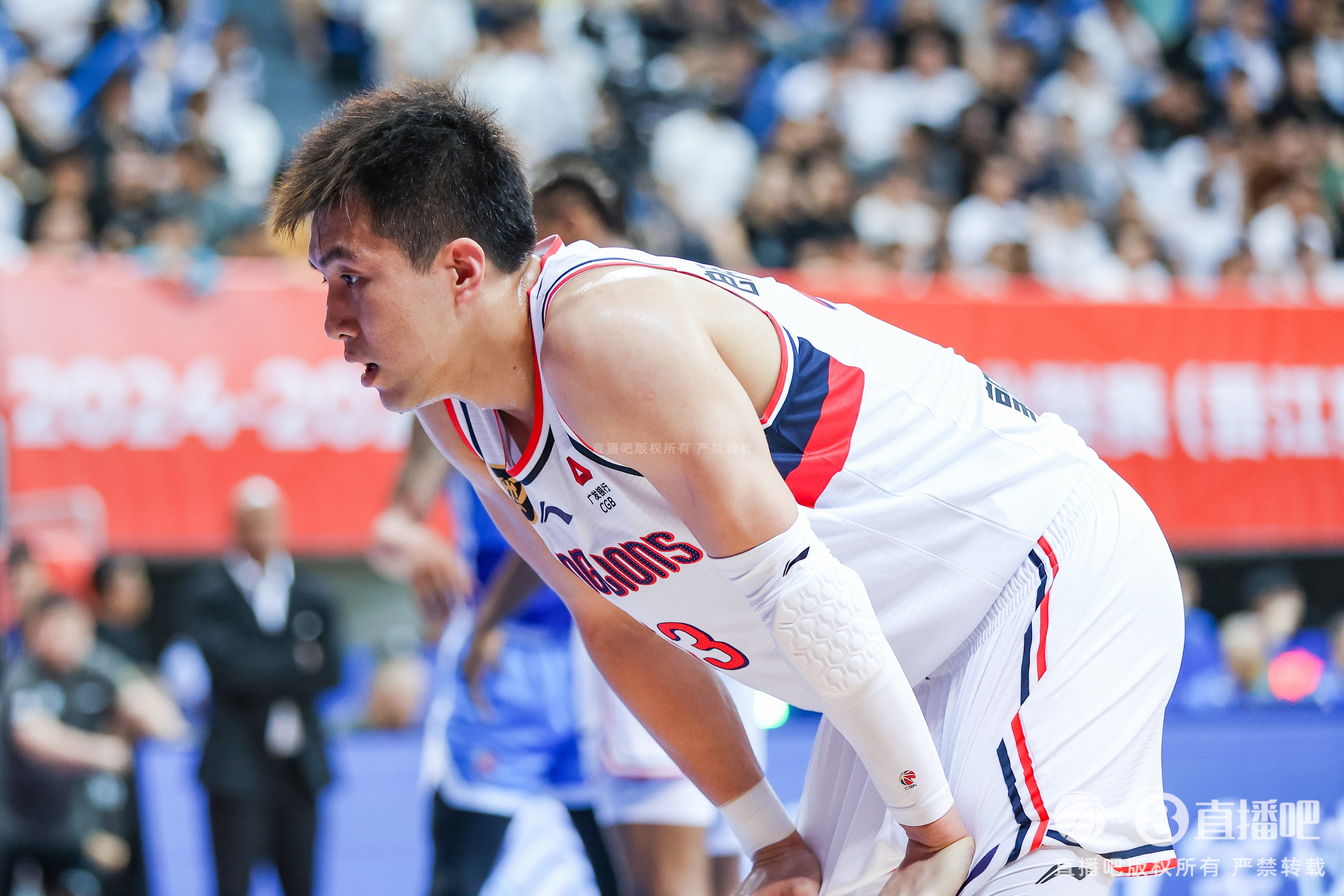 mk体育网页版-黑透了的一年!郭艾伦3月初遭膝盖重伤赛季报销 今又被诈骗近千万