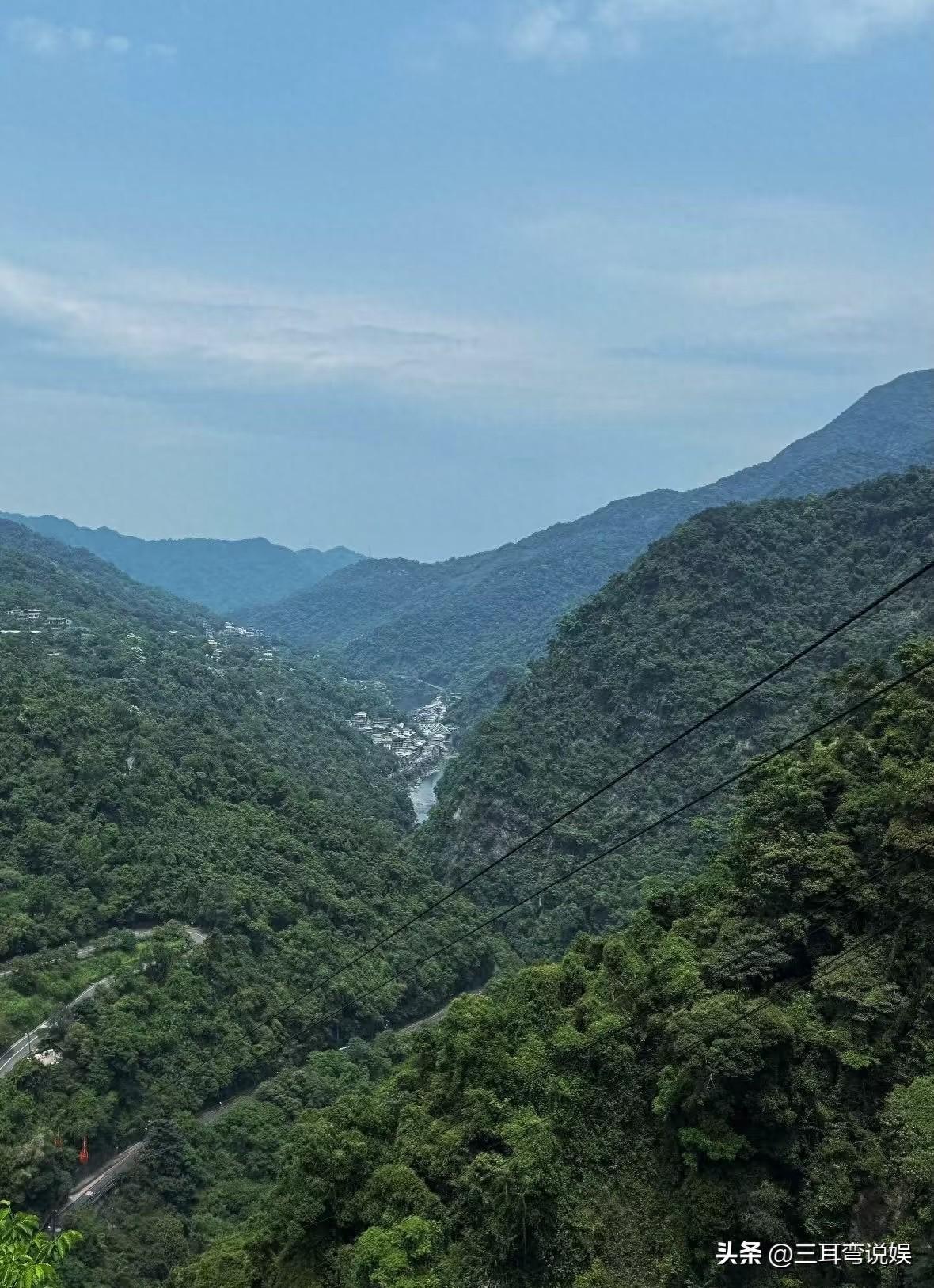 mk体育直播-田馥甄晒3人合体爬山,陈嘉桦带包子接地气,任家萱现在最没星味