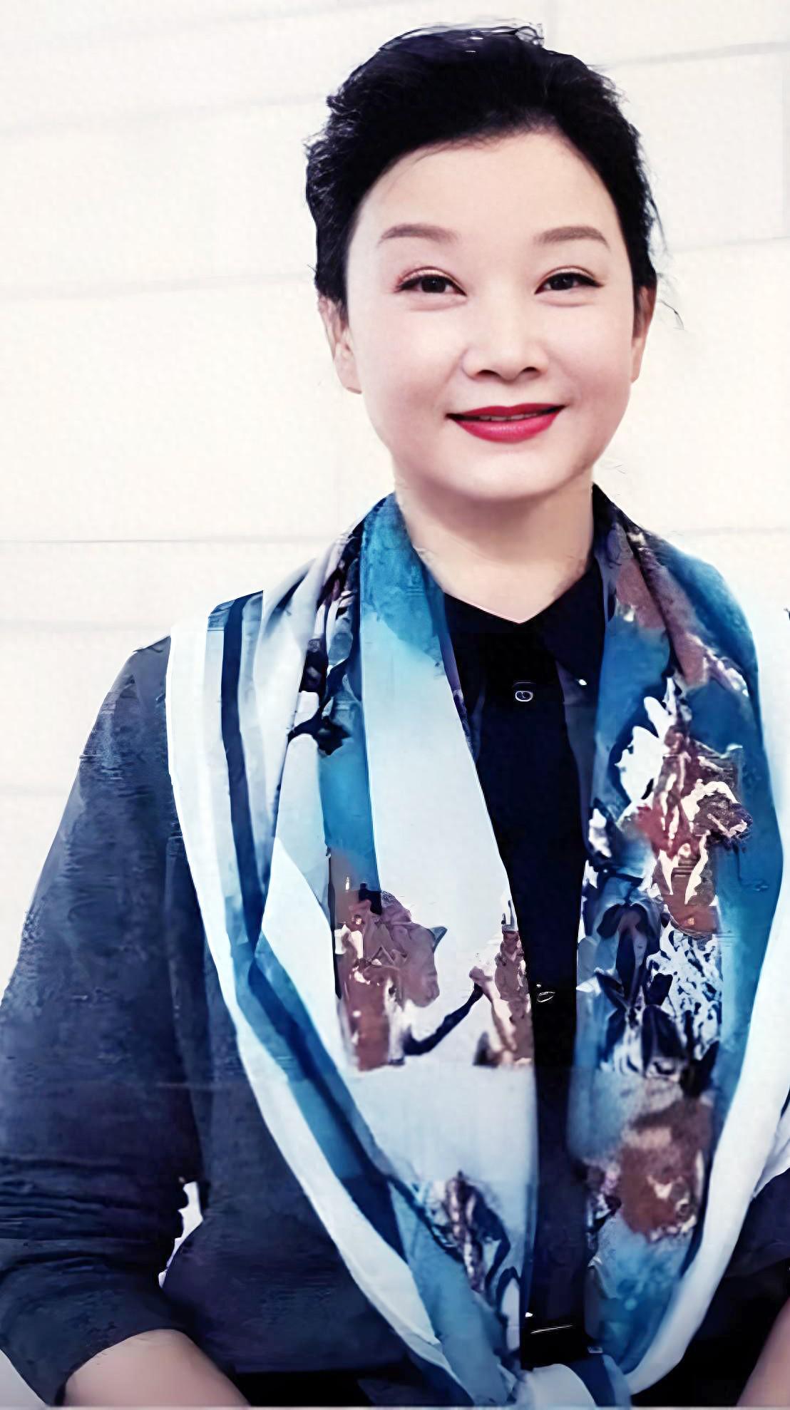 mk体育-60岁宋祖英:脸部圆润眼袋明显,同母异父的妹妹是知名演员