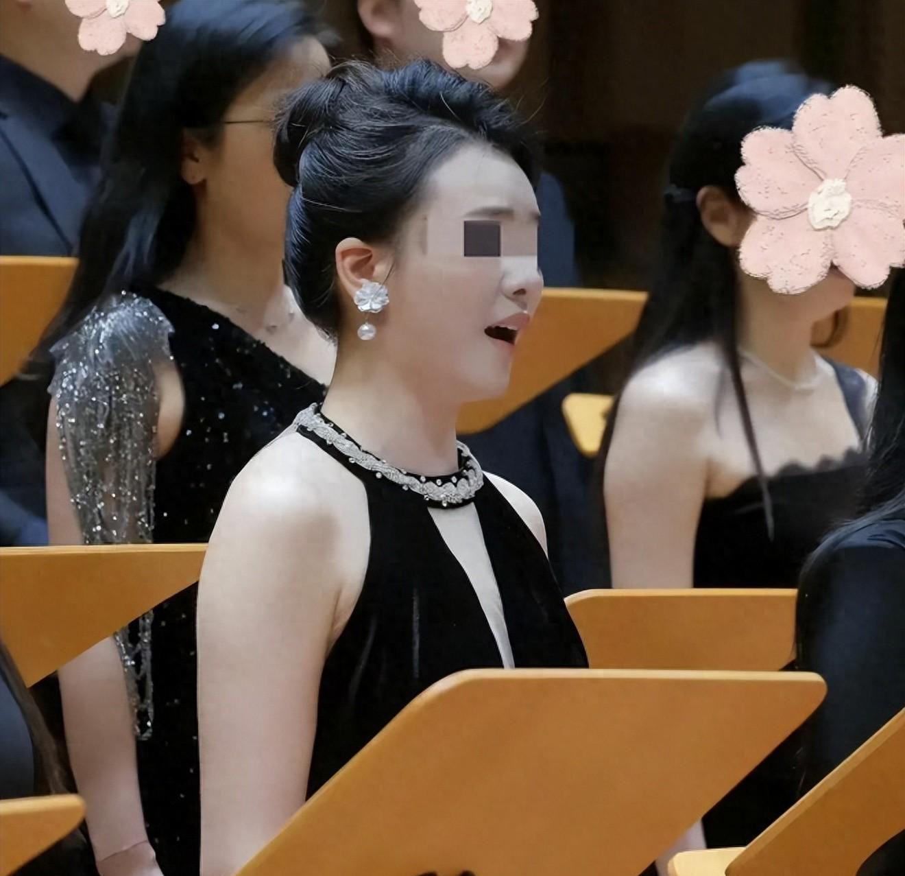 mk体育官网-女子穿礼服退款后续：身份被扒已社死，工作被停职，商家准备起诉